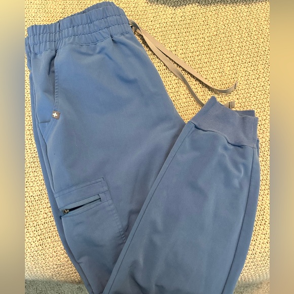 FIGS Scrub Set in Ceil Blue- Rafaela Top, High Waisted Joggers - Picture 2 of 5